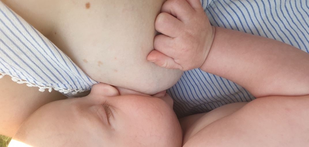 Aranea over borstvoeding: "Ik was altijd al tevreden met mijn borsten, maar helemaal nu ik heb gezien dat ze mijn kind 15 maanden hebben kunnen voeden."