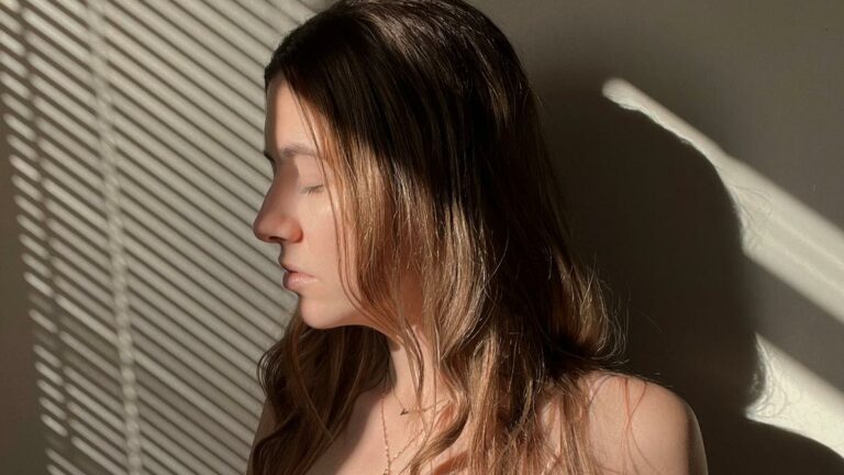Angela laat vanwege gezondheidsklachten haar borstimplantaten verwijderen: 'Ik doe 't voor m'n kinderen'