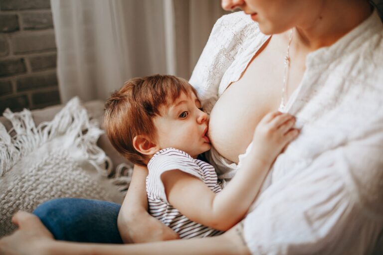 Val je wel of niet af van borstvoeding geven? Is het wel of juist niet goed om je aan een schema te houden? En klopt het dat borstvoeding geven meestal pijn doet? In dit artikel behandelen we vijf feiten en fabels rondom borstvoeding en vertelt lactatiekundige Céline Moly wat wél en niet waar is. Fabel: je mag niet sporten als je borstvoeding geeft Sommige vrouwen denken dat het onverstandig is om te sporten als je borstvoeding geeft, maar dat klopt niet. Sterker nog: sporten tijdens de borstvoedingsperiode is ene gezonde combinatie voor zowel moeder als kind. Sporten heeft geen nadelig effect op de melkproductie. Ook het fabeltje dat je van sporten zure melk zou krijgen is gelukkig niet waar. Meer weten?Mag je sporten als je borstvoeding geeft? Feit en fabel: je valt af van borstvoeding Uit onderzoek blijkt dat je in de eerste twee levensmaanden ongeveer 595 calorieën per dag verbrand met borstvoeding geven. Daarbij gaat het om vrouwen die exclusieve borstvoeding geven. In theorie zou je dan dus een halve gram per week kunnen afvallen. Toch blijkt dat in de praktijk, gekeken naar diverse ervaringen van vrouwen, lang niet zo makkelijk. Je verbrandt dan misschien meer calorieën dan wanneer je geen borstvoeding geeft, maar eet over het algemeen ook meer. Meer weten?Val je af van borstvoeding geven? Feit: je kunt nooit teveel moedermelk geven In principe is het zo dat borstvoeding het beste werkt door het tot stand komen van een vraag en aanbod tussen een moeder en haar kindje. De melkproductie past zich namelijk aan op de behoeften van de baby. En dus kun je er - in de meeste gevallen - vanuit gaan dat wanneer je baby de borst loslaat, hij of zij voldoende heeft gedronken. Je kunt je kindje dan ook eigenlijk nooit teveel moedermelk geven. Zolang je baby naar wens groeit, is er niks aan de hand. Meer weten?Geef je borstvoeding? Zo weet je of je baby voldoende drinkt Fabel: het is het beste om je strikt te houden aan een borstvoedingsschema Borstvoeding geven aan je kleintje is een kwestie van vraag en aanbod en hangt helemaal af van de behoeftes van je kindje. Jouw melkproductie wordt immers aangepast op de vraag van je baby. Een borstvoedingsschema waarin exact staat aangeven hoe vaak je je kindje moet laten drinken en hoe veel, werkt dus lang niet voor ieder kind. Dat blijkt ook wel als je kijkt naar hoe anders baby’s kunnen zijn: de ene baby heeft in de eerste weken na de geboorte behoefte aan 8 keer drinken per dag, de ander wel 10 of 12 keer. Het is dan ook veel fijner en beter voor je kindje om te kijken naar waar hij of zij behoefte aan heeft. Meer weten?Waarom een borstvoedingsschema geen goed idee is Feit: borstvoeding is zowel goed voor kind als voor moeder Het is waar dat borstvoeding niet alleen voor je kleintje, maar ook voor jou goed is. Een belangrijk voordeel van het geven van borstvoeding is dat jij als moeder ook beschermd wordt. Borstvoedende moeders lopen minder kans op suikerziekte, reuma en een hoge bloeddruk. Ook hebben ze een lager risico op borst-, eierstok- en baarmoederkanker voor de menopauze en minder kans op osteoporose. Meer weten?Alles over de bijzondere kenmerken en voordelen van moedermelk Ben je benieuwd hoe je je melkproductie op gang krijgt? Hoe je start met kolven? Of wat de voordelen zijn voor jou en je baby? In onze ultieme borstvoedingcursus, gegeven door Céline Moly, leer je alles over de over de eerste uren, dagen, weken en maanden van jouw borstvoedingsavontuur.
