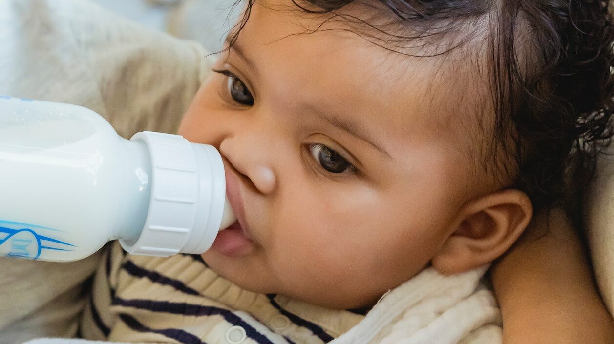 Hoeveel flesvoeding baby