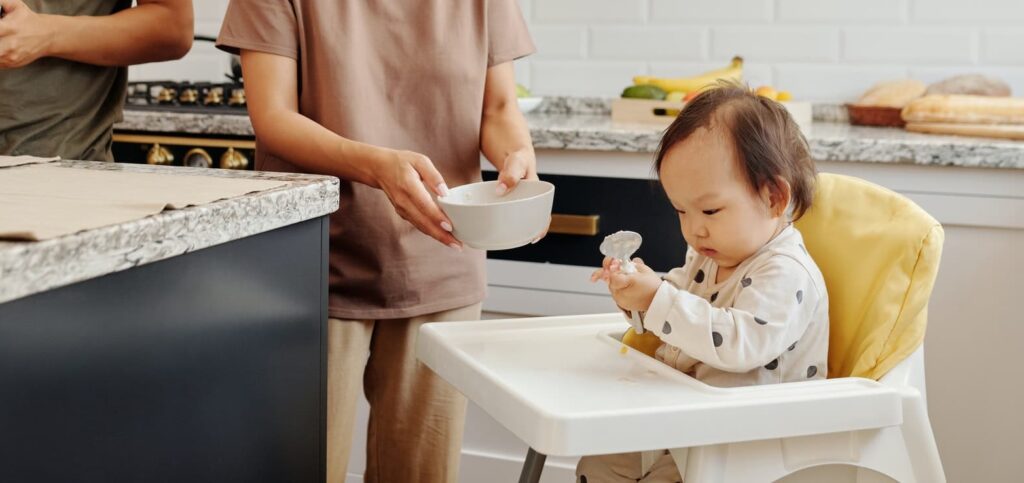 eerste hapjes baby leert eten