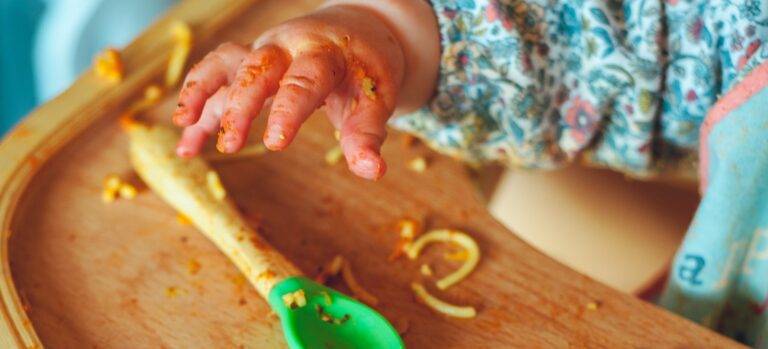 baby laten knoeien eten