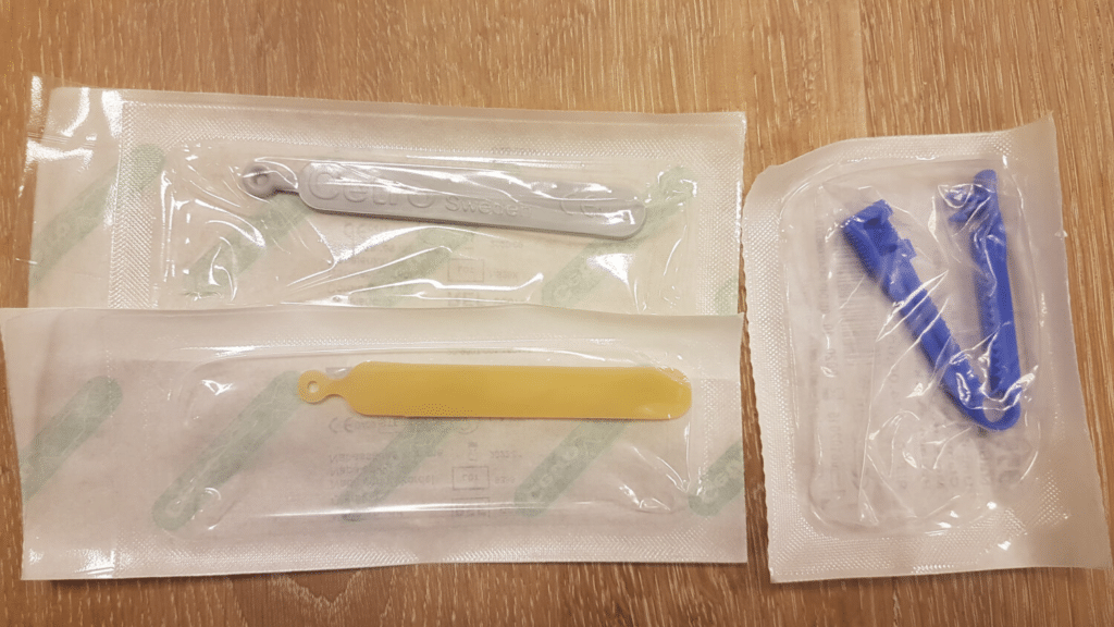 cordring en plastic navelklem (foto via Puur Verloskundigen)