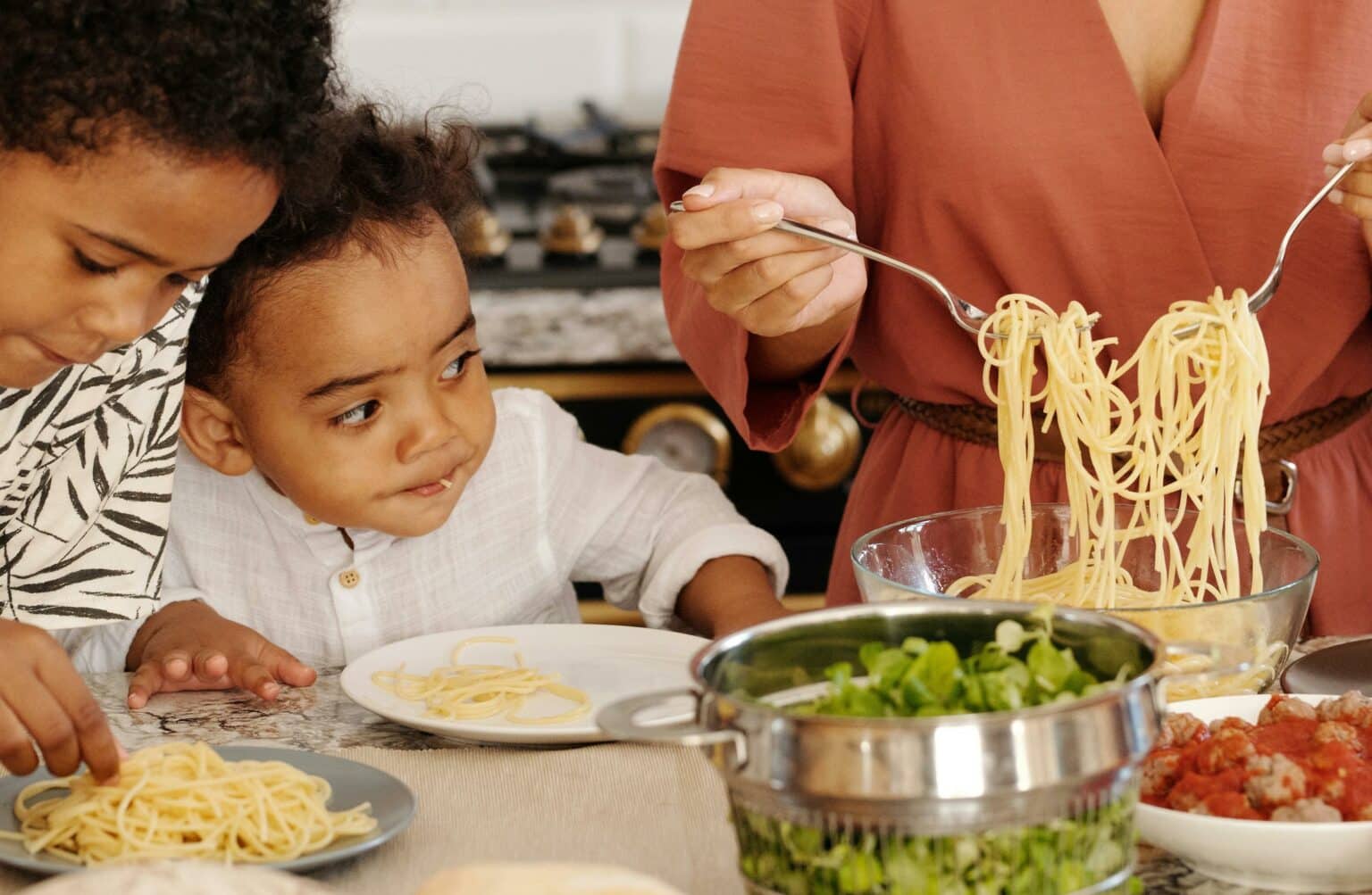 kinderen leren eten